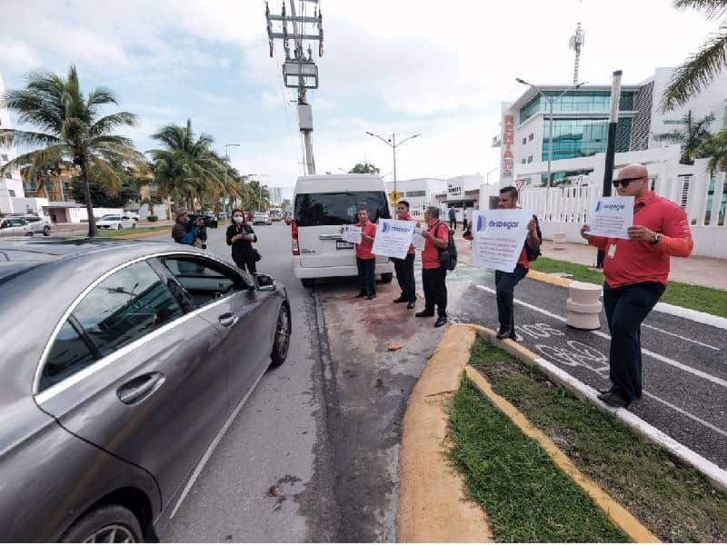 Protestan transportistas contra agencia Best Day en Cancún