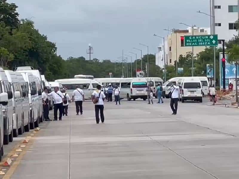 Caos en Playa del Carmen por paro de combis