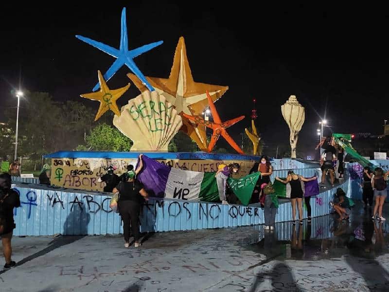 Con actos vandálicos terminan movilizaciones de grupos feministas en Cancún