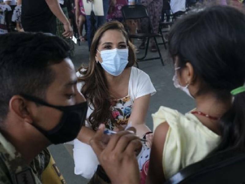 Supervisa Mara Lezama vacunación a menores de edad en Chetumal