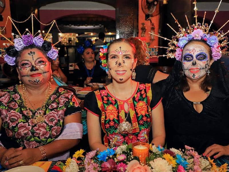 La presidenta municipal, Atenea Gómez Ricalde, invitó a las isleñas, los isleños y turistas a conservar las tradiciones mexicanas