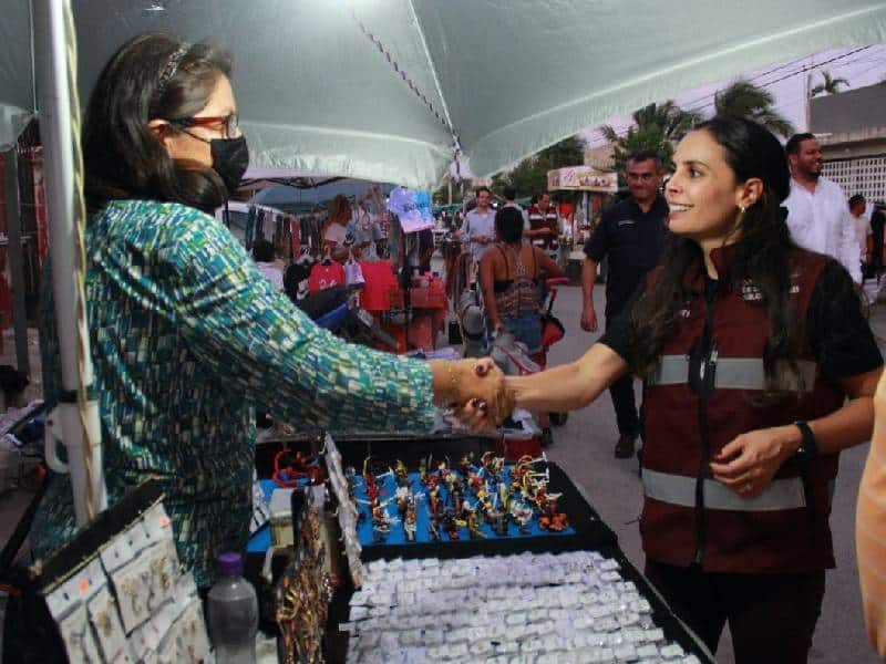 Dialoga Ana Paty alcaldesa de Cancún con tianguistas de la SM 225