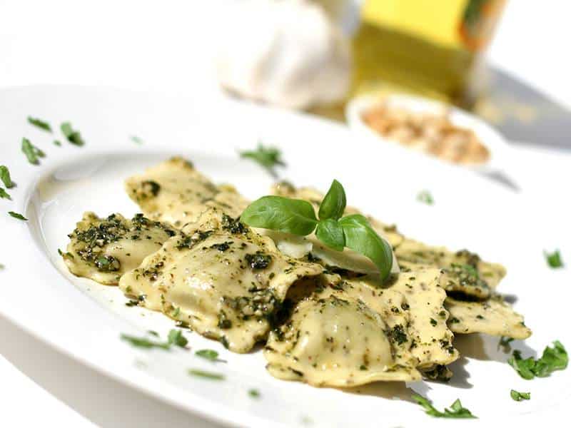 Exquisitos ravioles con pesto de perejil,