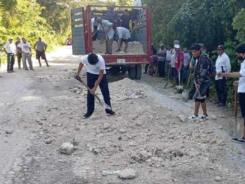 Comunidad escolar y padres de familia bachean vía ante indiferencia de autoridades