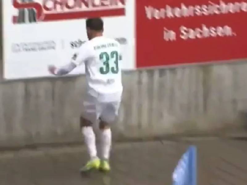 Denis Japel queda inconsciente tras chocar contra una pared en un partido