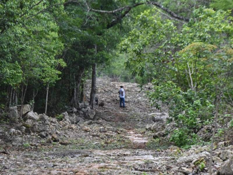Habitantes de carrilloportense construyen camino de acceso por su propia cuenta