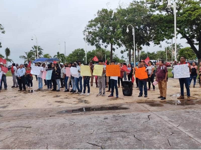 Antorchistas se manifiestan frente a Palacio de Gobierno