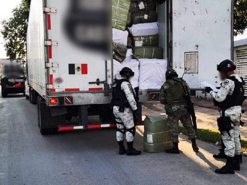 Detenidos tractocamiones con mercancía aparentemente ilegal