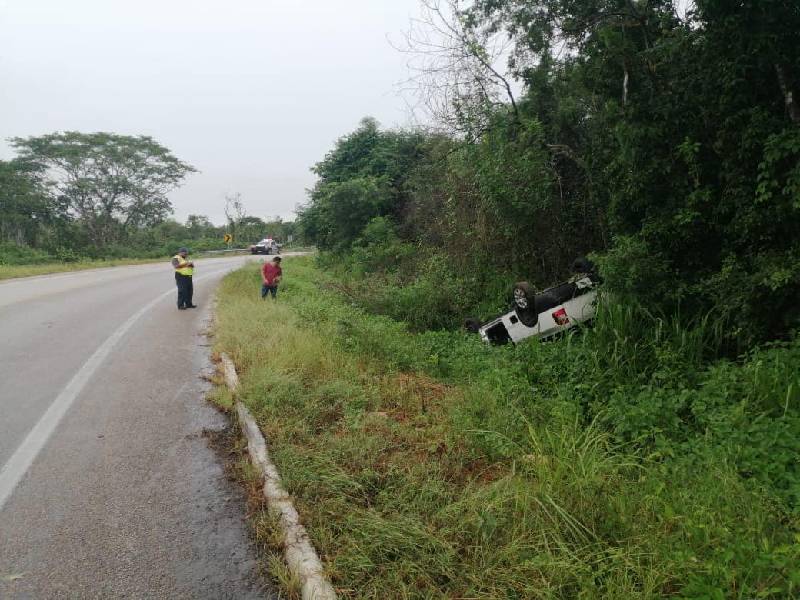 Otra camioneta volcada en José María Morelos