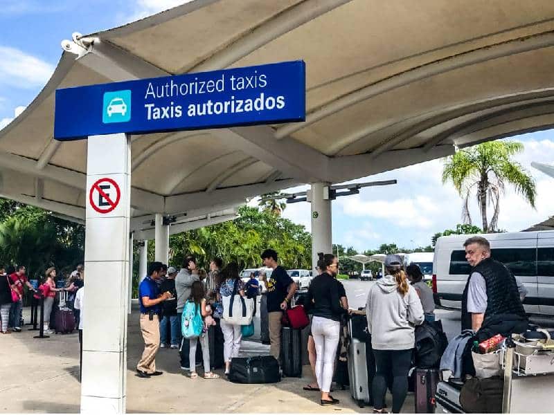 Turistas, acosados por concesionarios del AIC