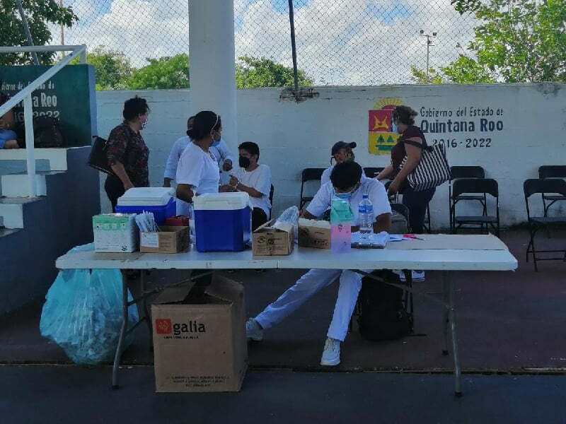 Vacunan contra la influenza a personas de todas las edades