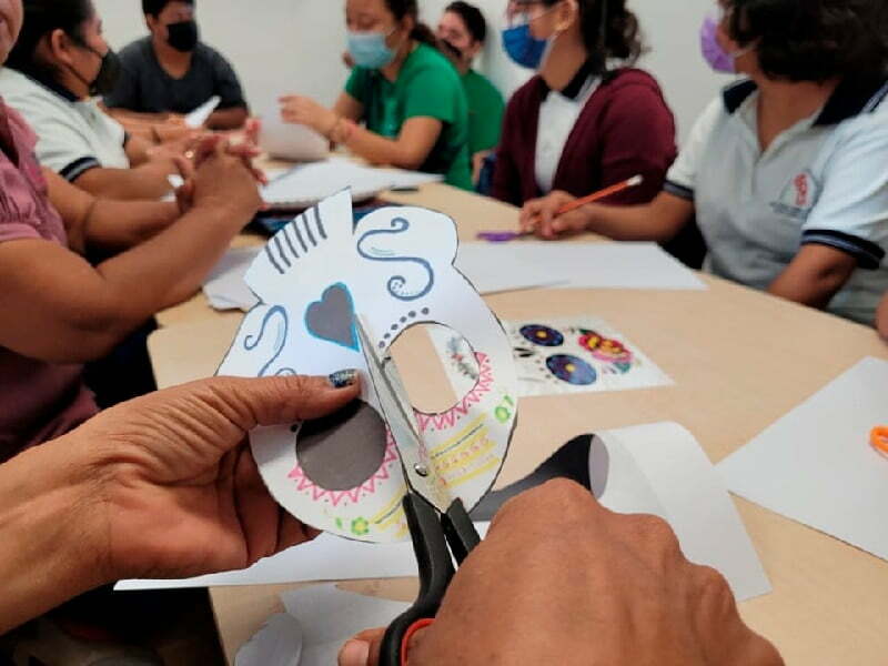 Fomentan manualidades entre alumnos discapacitados de Carrillo Puerto