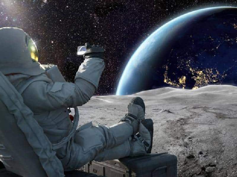 Abuelita envía dinero a astronauta para que regrese a la Tierra