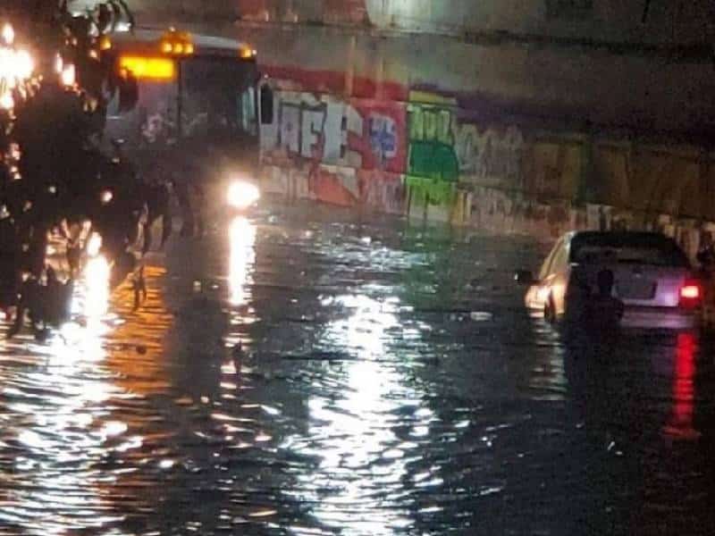Mujer queda atrapada en su auto y muere ahogada