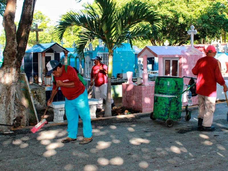 Limpia panteones municipales de Cancún previo al Día de Muertos