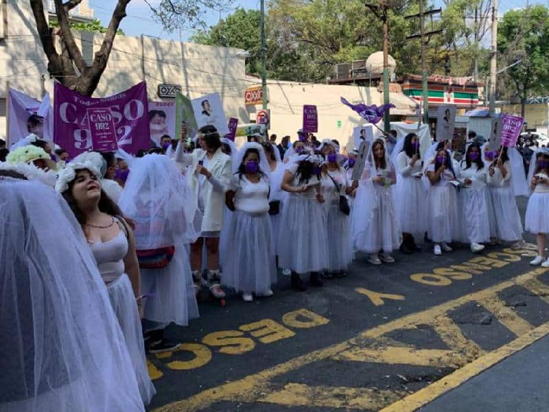 Video. Mujeres vestidas de novia protestan contra la violencia vicaria 