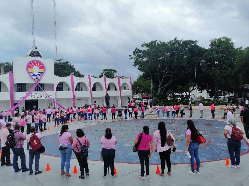 Forman lazo rosa humano como símbolo de lucha contra el cáncer