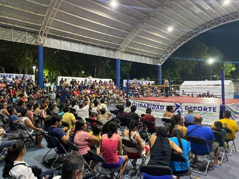 Llevan función de lucha libre a fraccionamiento de Playa del Carmen