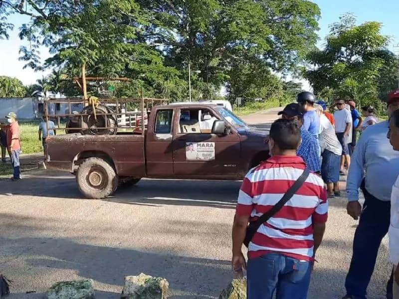 Liberan vía hacia Holbox; les prometen indemnización