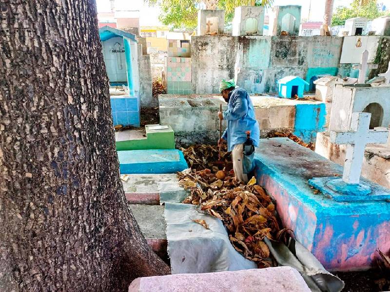 Ayuntamiento de Benito Juárez trabaja en limpieza de dos panteones de Cancún