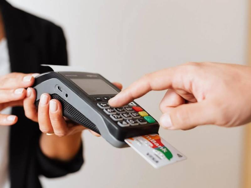 Violan comercios pacto bancario