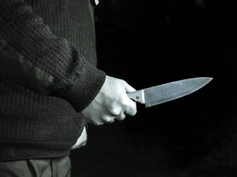 La cámara de seguridad captó el momento en el que el par de sujetos ingresaron al establecimiento justo cuando los empleados estaban haciendo limpieza