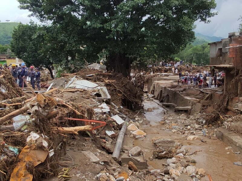 (Twitter @Mippcivzla) La crecida del río, de hasta seis metros en las estructuras más cercanas al cauce, arrastró automóviles, porciones de viviendas y las antenas telefónicas