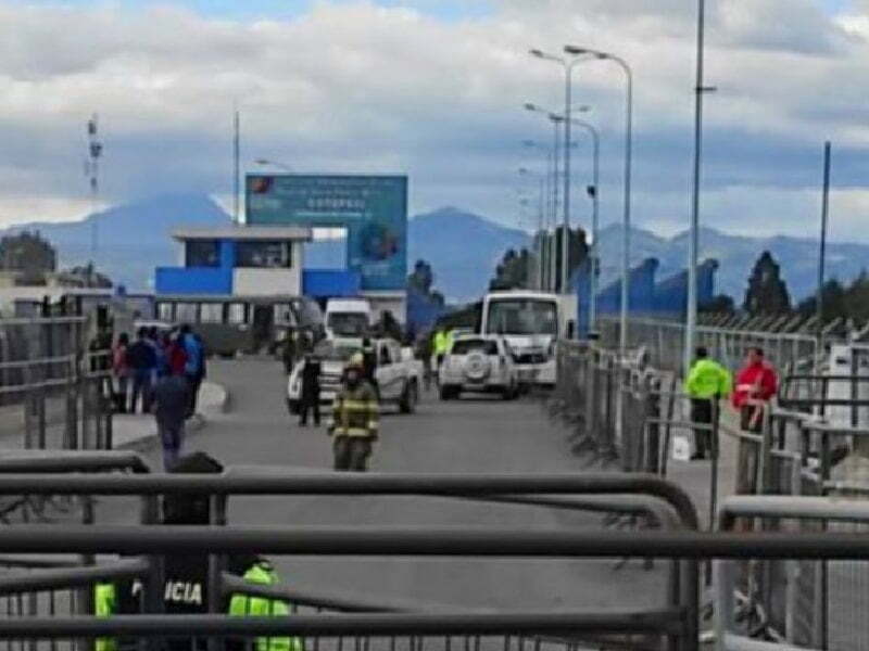 Las autoridades cercaron la prisión con vallas metálicas.