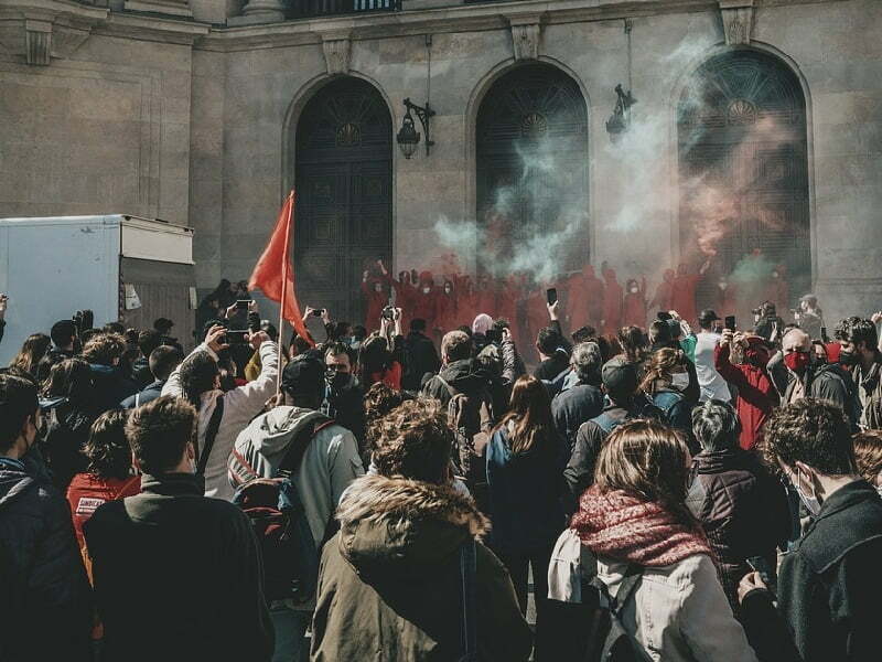 Al movimiento de protesta se unieron trabajadores del sector industrial, como la fábrica petroquímica de Asaluyeh, así como factorías de Abadan y Kengan. (Pixabay)