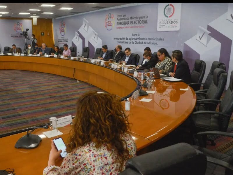 La iniciativa de reforma electoral que envió la Presidencia de la República no es la única que está sobre la mesa, pues hay sobre la mesa otras 41 de parte de los partidos políticos.