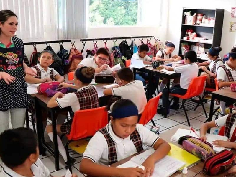 Los docentes continúan su preparación conforme a lo establecido en el calendario escolar.