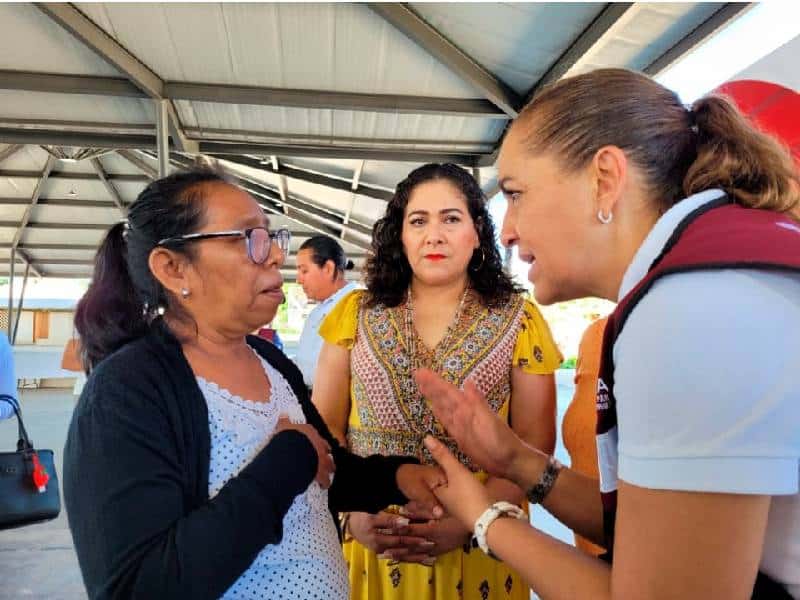Entregan lentes de armazón a personas de escasos recursos de Carrillo Puerto