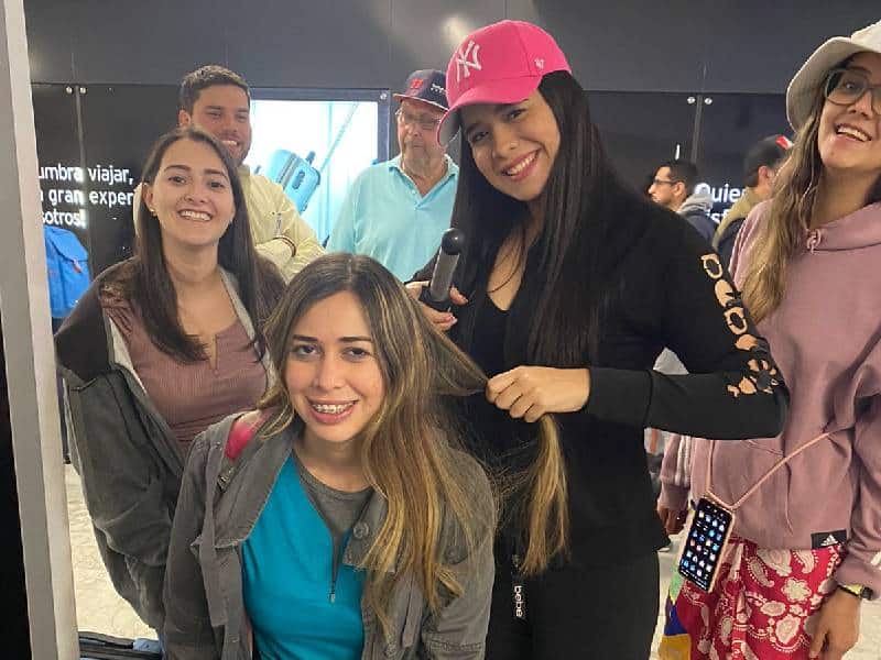 Por retraso de vuelo, pasajeras arreglan a novia en pleno avión