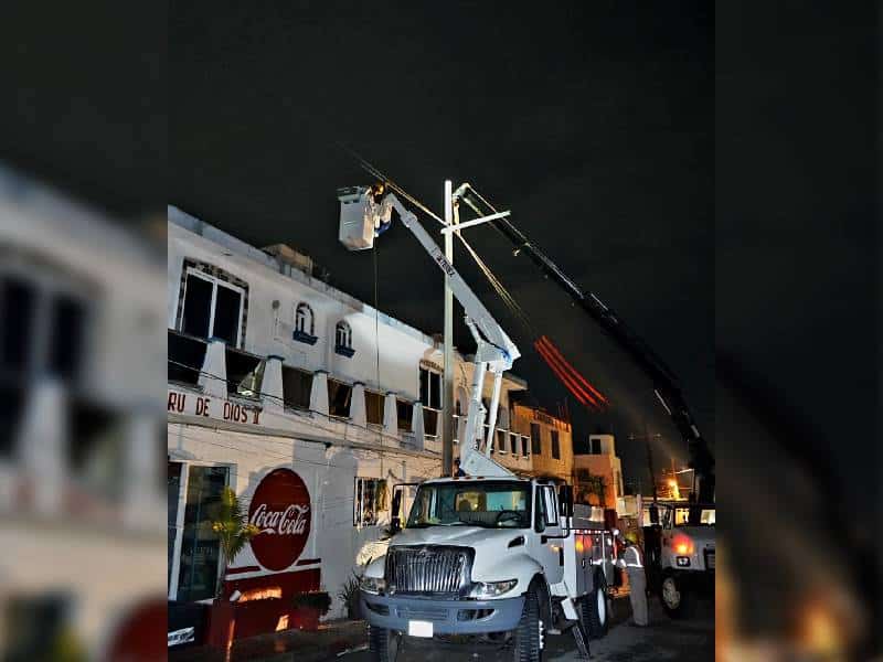 Cae poste de luz dejando sin electricidad a isleños
