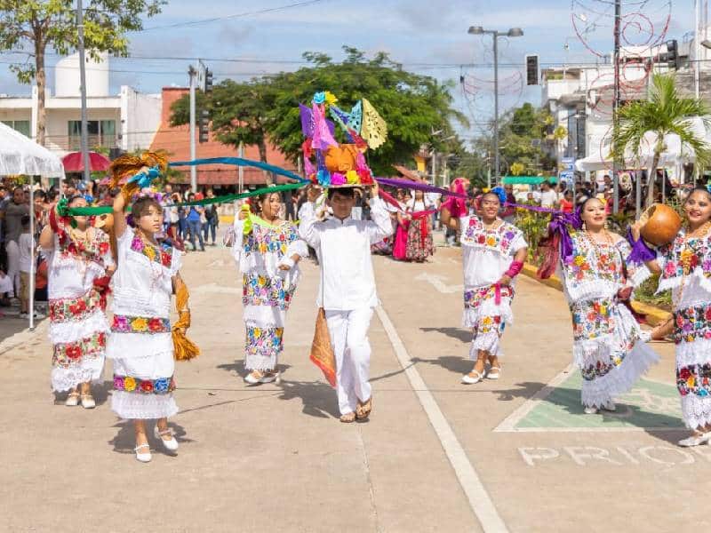 Multitudinario desfile marca conmemoración 112 de la Revolución Mexicana