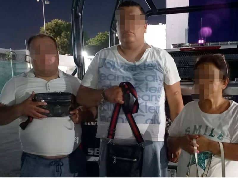 Tres sujetos roban las pertenencias de una mujer en un supermercado