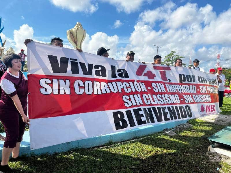 Marchan a favor de la 4T en Cancún