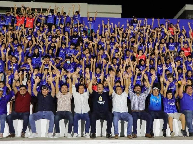 Apoyan con uniformes a nuevos deportistas de Solidaridad