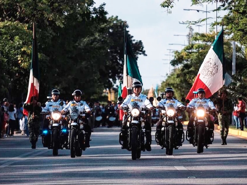 Más de siete mil participantes en el desfile de la Revolución en Cancún