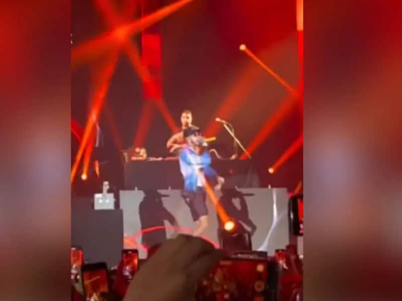 (VIDEO) Anuel AA cae en pleno show del Flow Fest 2022