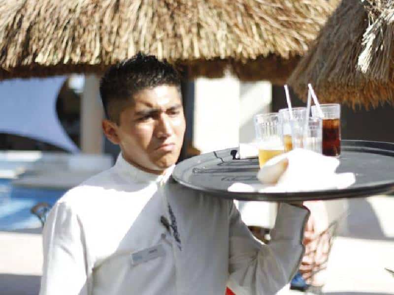 Trabajadores no se "desconectan" durante periodo vacacional