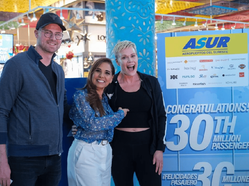 Recibe Mara Lezama a la pasajera 30 millones en el aeropuerto de Cancún.