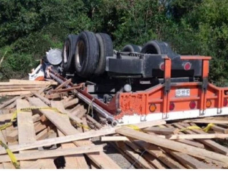 Se accidenta en su tráiler y mientras pide ayuda, le rapiñan madera.
