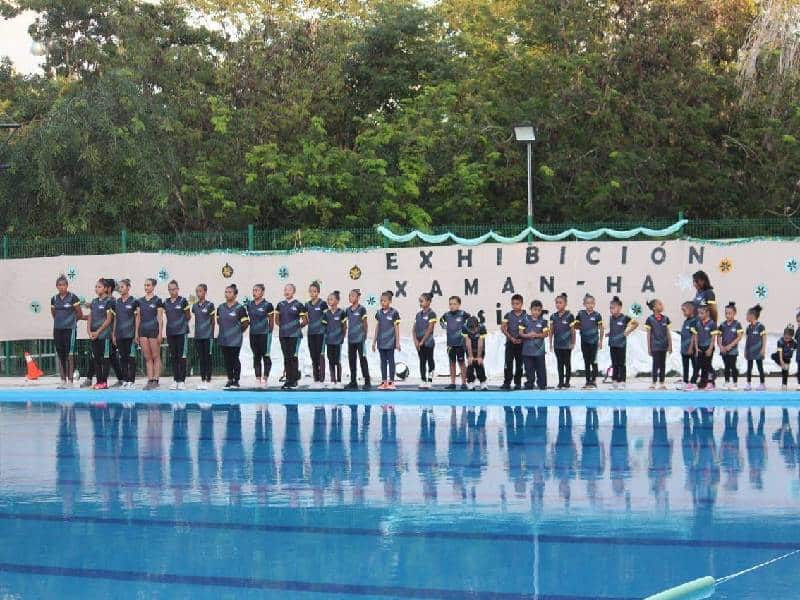 Escuela de natación de Playa del Carmen realiza exhibición pública de sus talentos