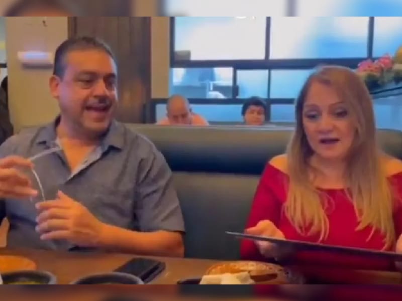 Video. Hija sorprende a sus papás; pone título en menú de restaurante