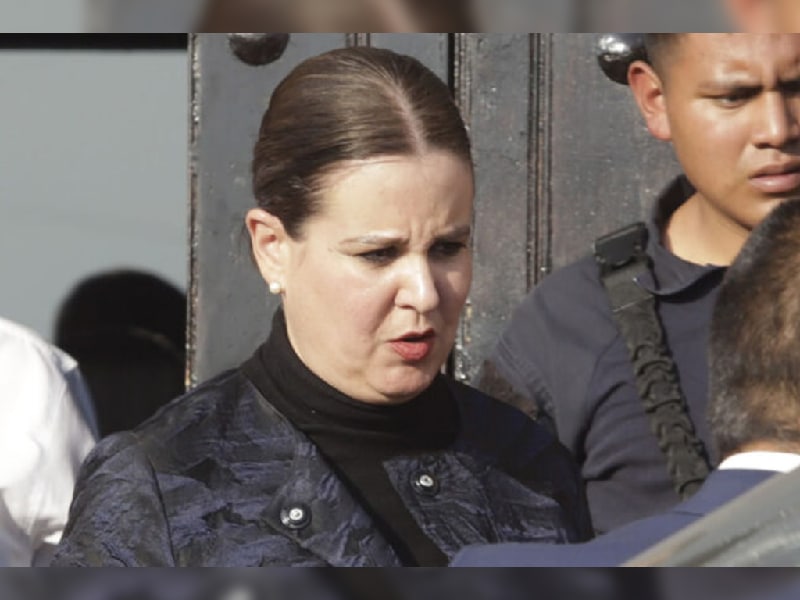 Ante el fallecimiento del gobernador Miguel Barbosa, la secretaria de Gobernación de Puebla, Ana Lucía Hill Mayoral asumirá como encargada de despacho durante 10 días. Asume Ana Lucía Hill funciones del Gobierno de Puebla La funcionaria será la encargada de Despacho de la Administración, mientras el Congreso del Estado elige al mandatario interino quien finalizará el sexenio. “El Gobernador podrá ausentarse del territorio del Estado hasta por quince días consecutivos. Si la separación excediere de este término, pero no de treinta días, se encargará del despacho el Secretario de Gobernación. En ambos casos dará aviso al Congreso y al Tribunal Superior de Justicia del Estado. Si la ausencia excediere de treinta días consecutivos, se nombrará de inmediato Gobernador interino, procediéndose en los términos de la fracción XVIII del artículo 57 de esta Constitución”, indica el Artículo 79 de la Constitución Política del Estado de Puebla. Ana Lucía Hill es originaria de Sonora, y desde junio de 2021 hasta antes del deceso de Barbosa se desempeñaba como secretaria de Gobernación estatal. Previamente, fue coordinadora general de Protección Civil del Estado de Puebla. Con información de: 24 Horas Nacional Síguenos en nuestras redes sociales ?? Twitter  Facebook  Instagram