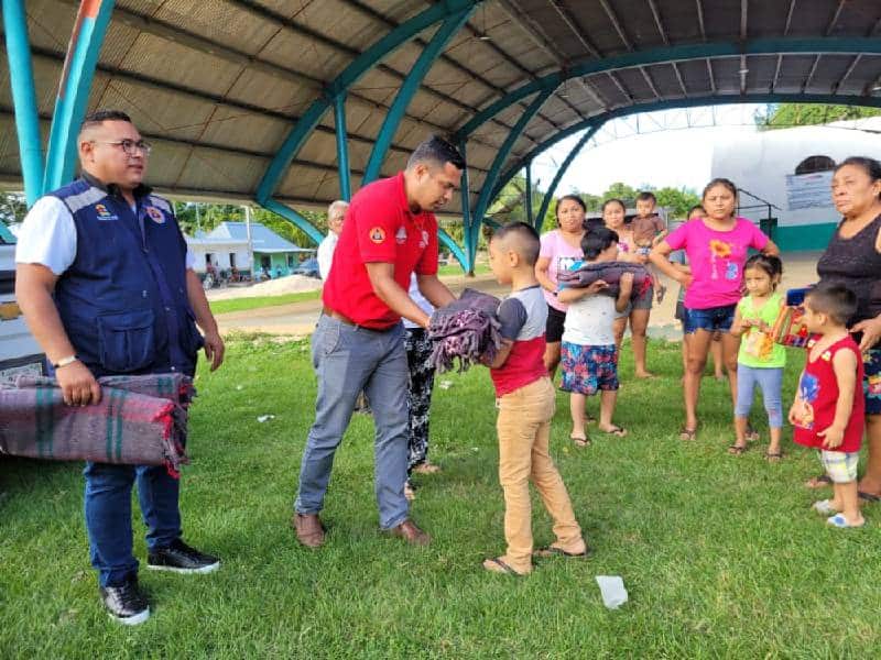 Distribuyen cobertores en comunidades vulnerables de la zona maya de Quintana Ro