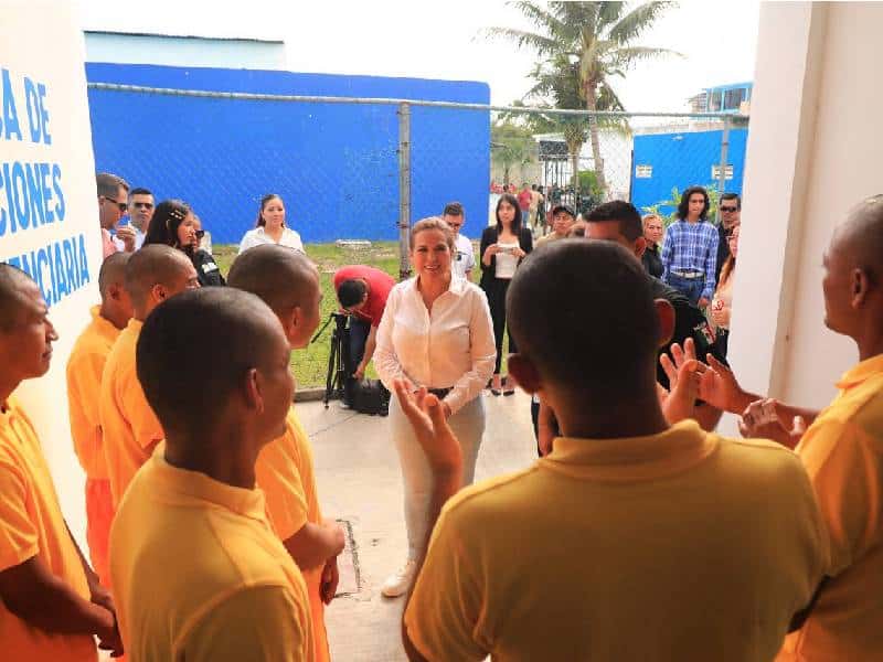 Lili Campos fortalece clínica contra adicciones para reos