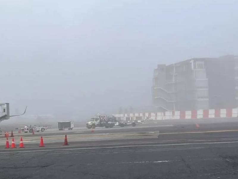 Suspenden vuelos y aterrizajes en AICM por banco de niebla