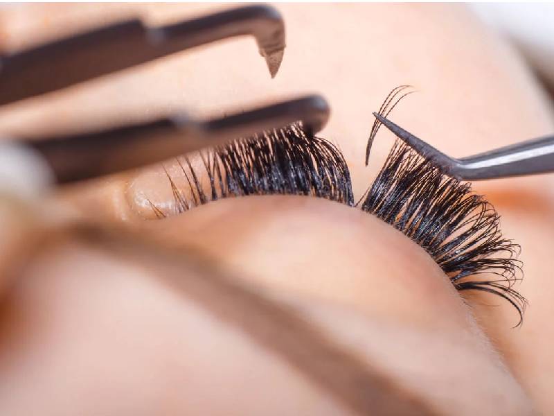 Exponen riesgo de usar pestañas postizas
